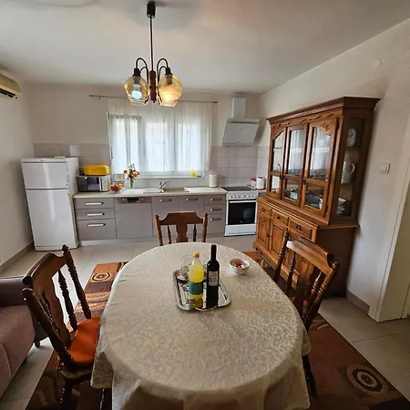 Oleander, Three-bedroom In Appartement Trogir